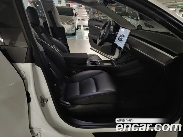 Tesla Model 3 — Фото автомобиля 10