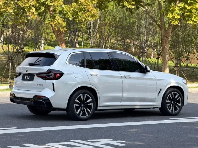 BMW iX3 — Фото автомобиля 7