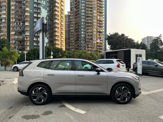 Volvo XC70 Plug-in Hybrid — Фото автомобиля 4