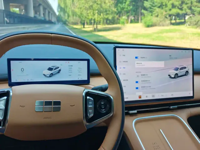 Geely Galaxy Starship 7 EM-i — Фото автомобиля 8