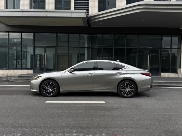 Lexus ES — Фото автомобиля 7