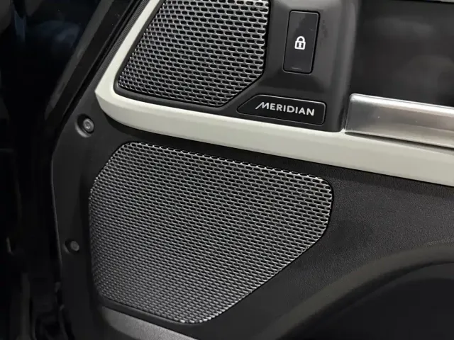 Land Rover Defender — Фото автомобиля 12