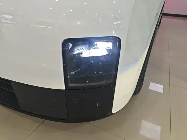 Li Auto MEGA — Фото автомобиля 23