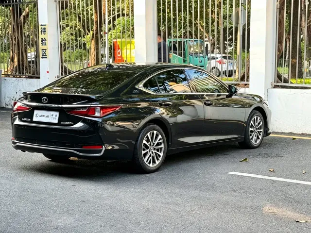 Lexus ES — Фото автомобиля 4