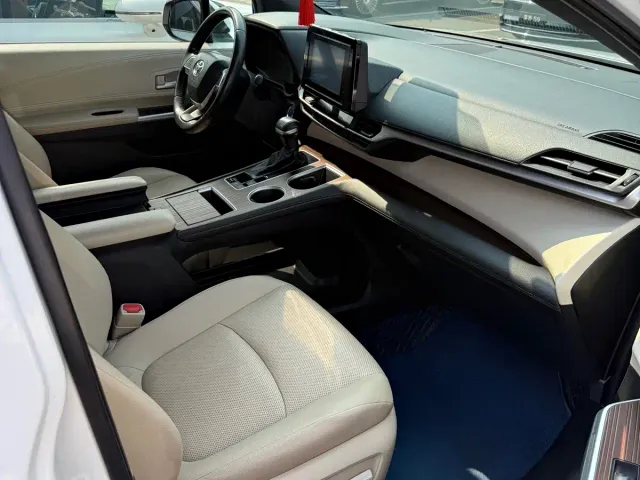Toyota Sienna — Фото автомобиля 7