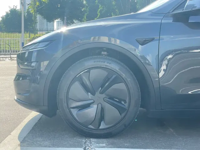 Tesla Model Y — Фото автомобиля 5