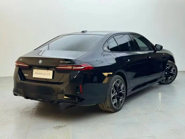 BMW i5 — Фото автомобиля 4