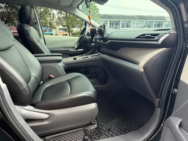 Toyota Sienna — Фото автомобиля 15