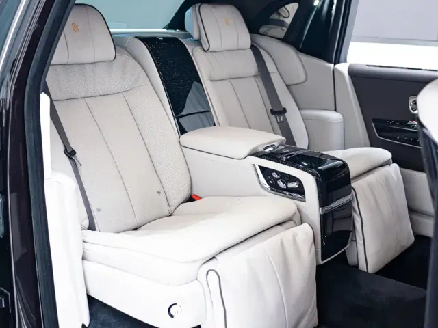 Rolls-Royce Phantom — Фото автомобиля 12
