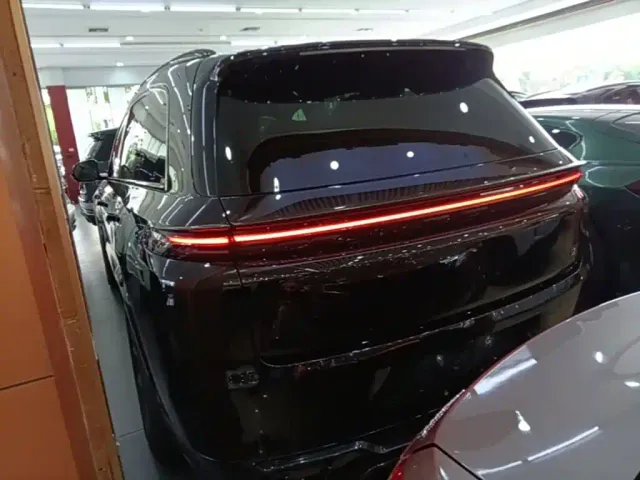Li Auto L8 — Фото автомобиля 4