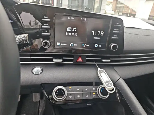 Hyundai Elantra — Фото автомобиля 12
