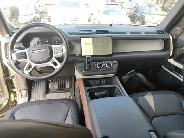 Land Rover Defender — Фото автомобиля 9