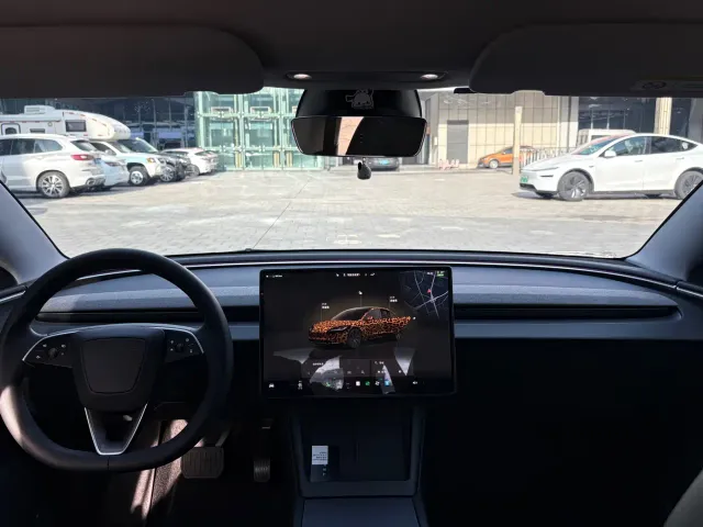 Tesla Model 3 — Фото автомобиля 7