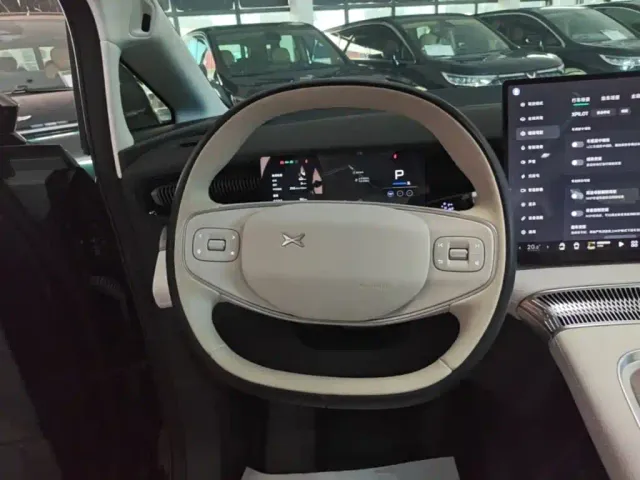 Xpeng X9 — Фото автомобиля 10