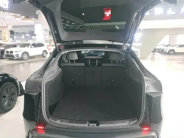 Tesla Model Y — Фото автомобиля 18