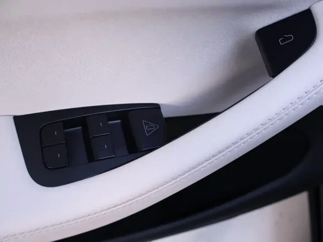 Tesla Model Y L — Фото автомобиля 17