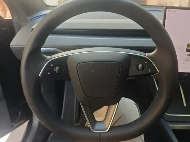 Tesla Model Y L — Фото автомобиля 15