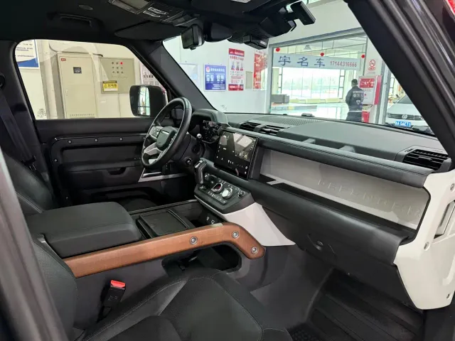 Land Rover Defender — Фото автомобиля 10