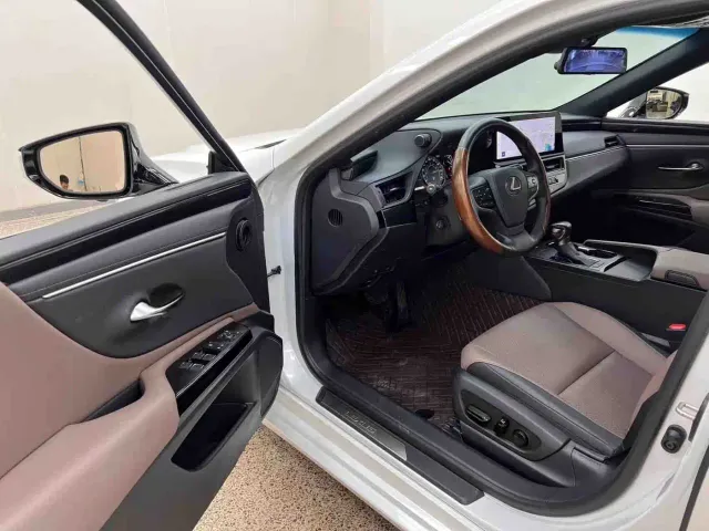 Lexus ES — Фото автомобиля 9