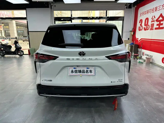 Toyota Sienna — Фото автомобиля 5