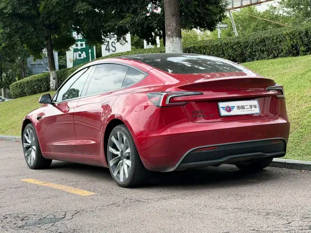 Tesla Model 3 — Фото автомобиля 4