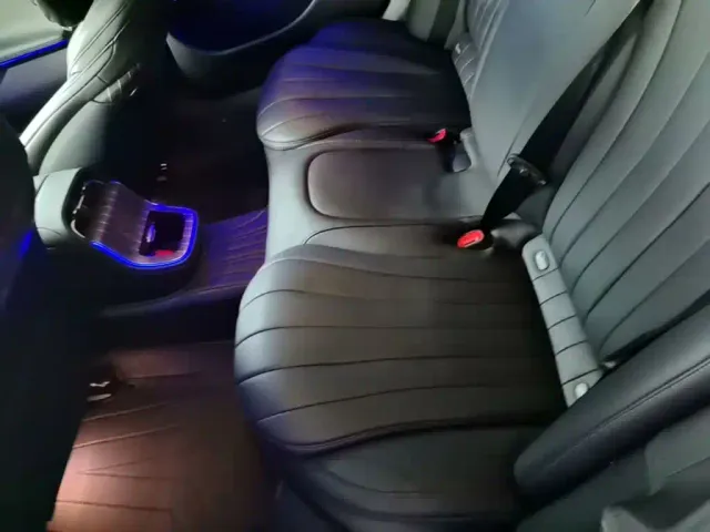 Mercedes-Benz E-Class — Фото автомобиля 12