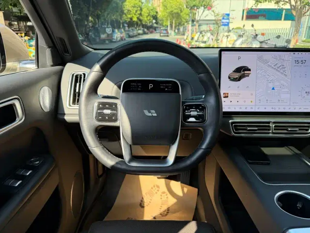 Li Auto L8 — Фото автомобиля 14