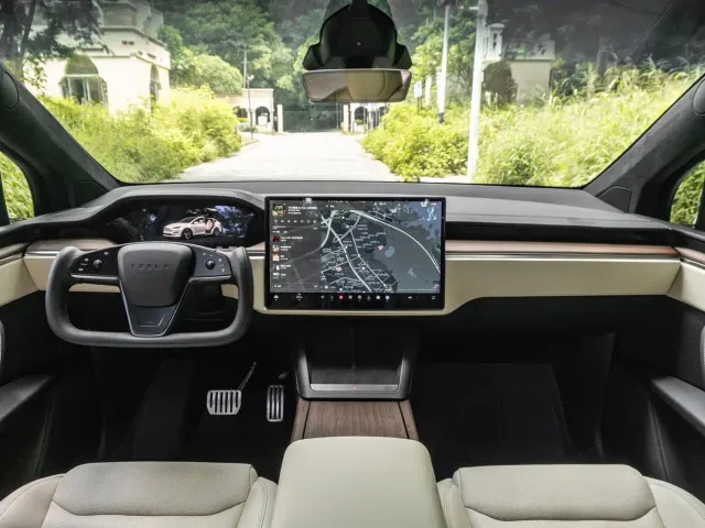 Tesla Model X — Фото автомобиля 12