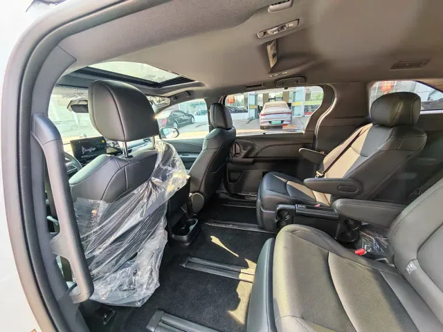 Toyota Sienna — Фото автомобиля 9