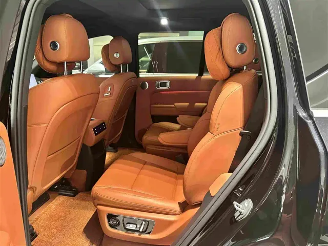 Li Auto L8 — Фото автомобиля 10
