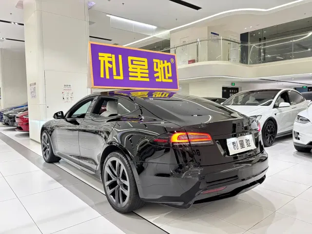 Tesla Model S — Фото автомобиля 3