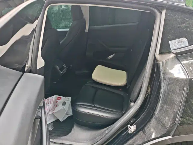 Tesla Model Y — Фото автомобиля 11