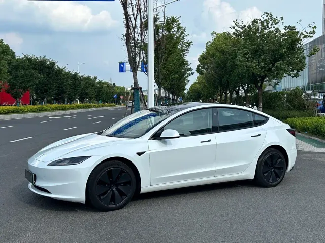 Tesla Model 3 — Фото автомобиля 2