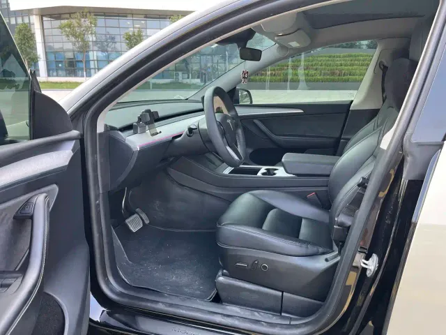 Tesla Model Y — Фото автомобиля 5