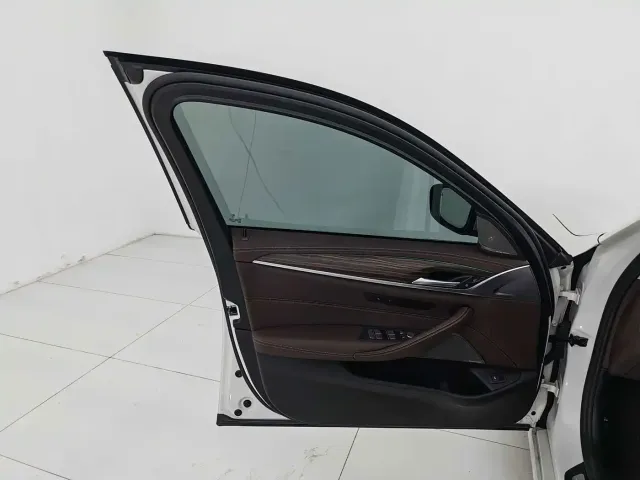 BMW 5 Series — Фото автомобиля 17