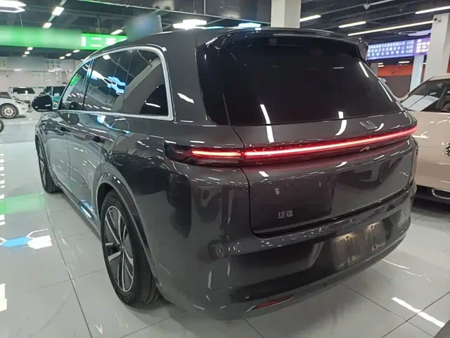 Li Auto L8 — Фото автомобиля 4