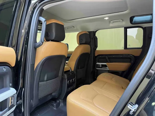 Land Rover Defender — Фото автомобиля 13