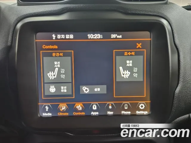 Jeep Renegade — Фото автомобиля 10