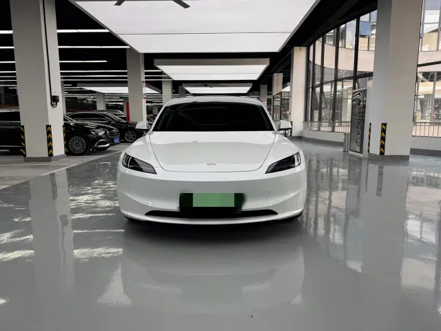 Tesla Model 3 — Фото автомобиля 2