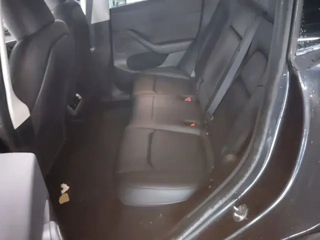 Tesla Model Y — Фото автомобиля 16