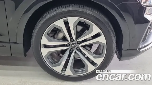 Audi Q8 55 TFSI quattro Premium — Фото автомобиля 17