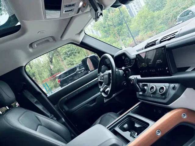 Land Rover Defender — Фото автомобиля 14