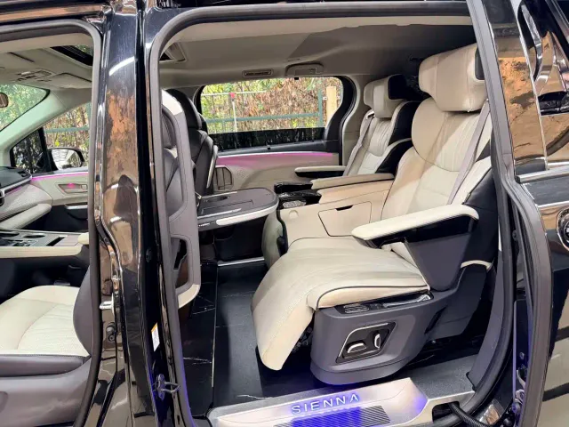Toyota Sienna — Фото автомобиля 4