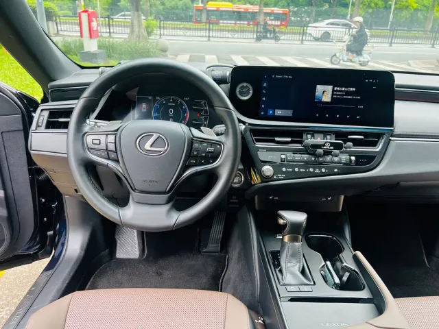Lexus ES — Фото автомобиля 15