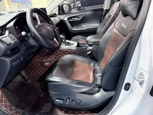 Toyota RAV4 — Фото автомобиля 8