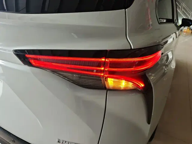 Toyota Sienna — Фото автомобиля 23