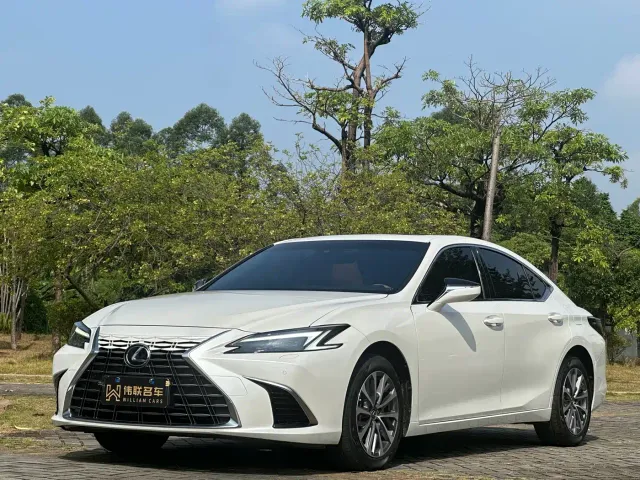 Фотография автомобиля — Lexus ES