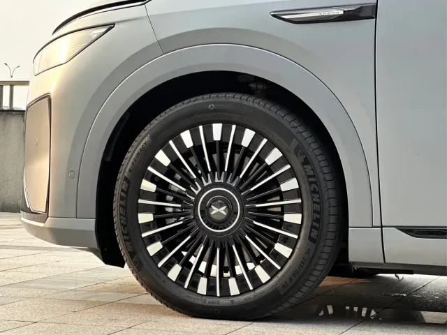 Xpeng X9 — Фото автомобиля 7