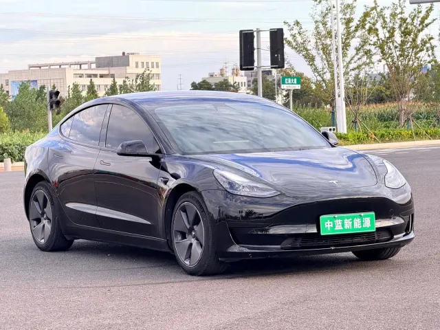 Tesla Model 3 — Фото автомобиля 3