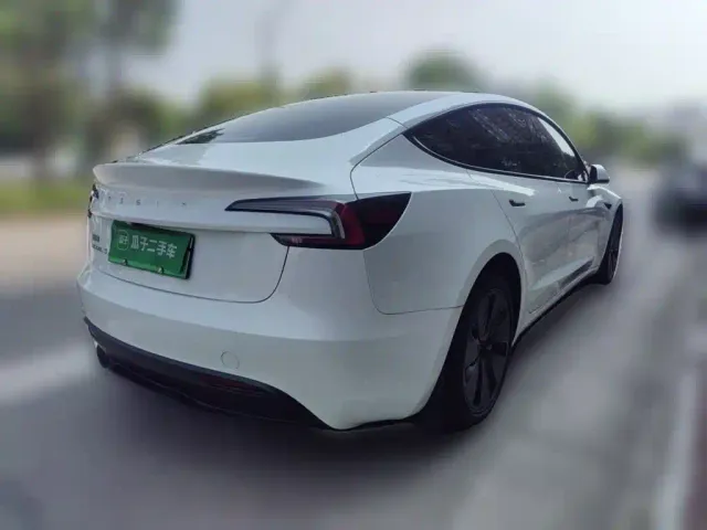 Tesla Model 3 — Фото автомобиля 4